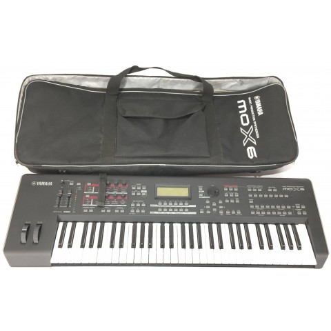 Yamaha MOX6 con custodia morbida