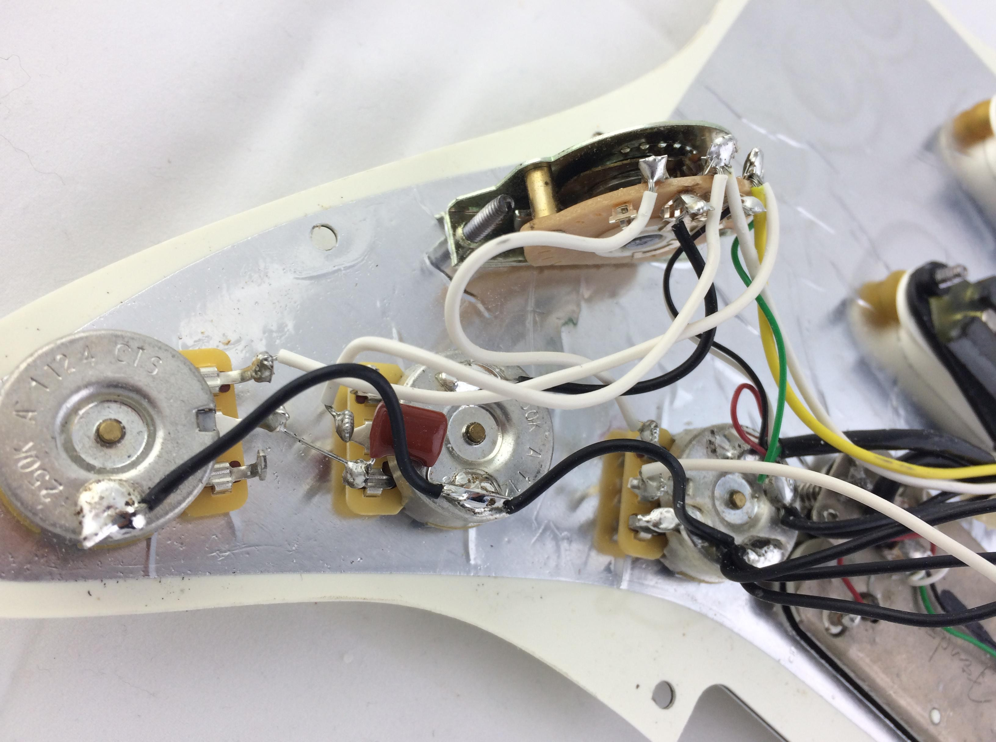 Basso Fender Kit Accessori Fender Stratocaster Bianco – Piastra Posteriore, Manopole E Cover Originali Fender Shop - Foto 5