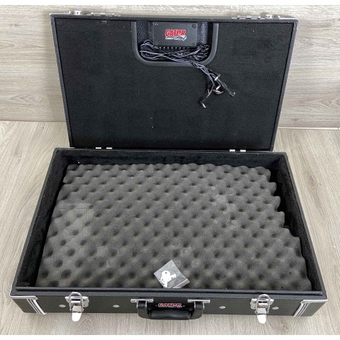 Gator GW-GIGBOXJR Portapedali e reggi chitarra triplo