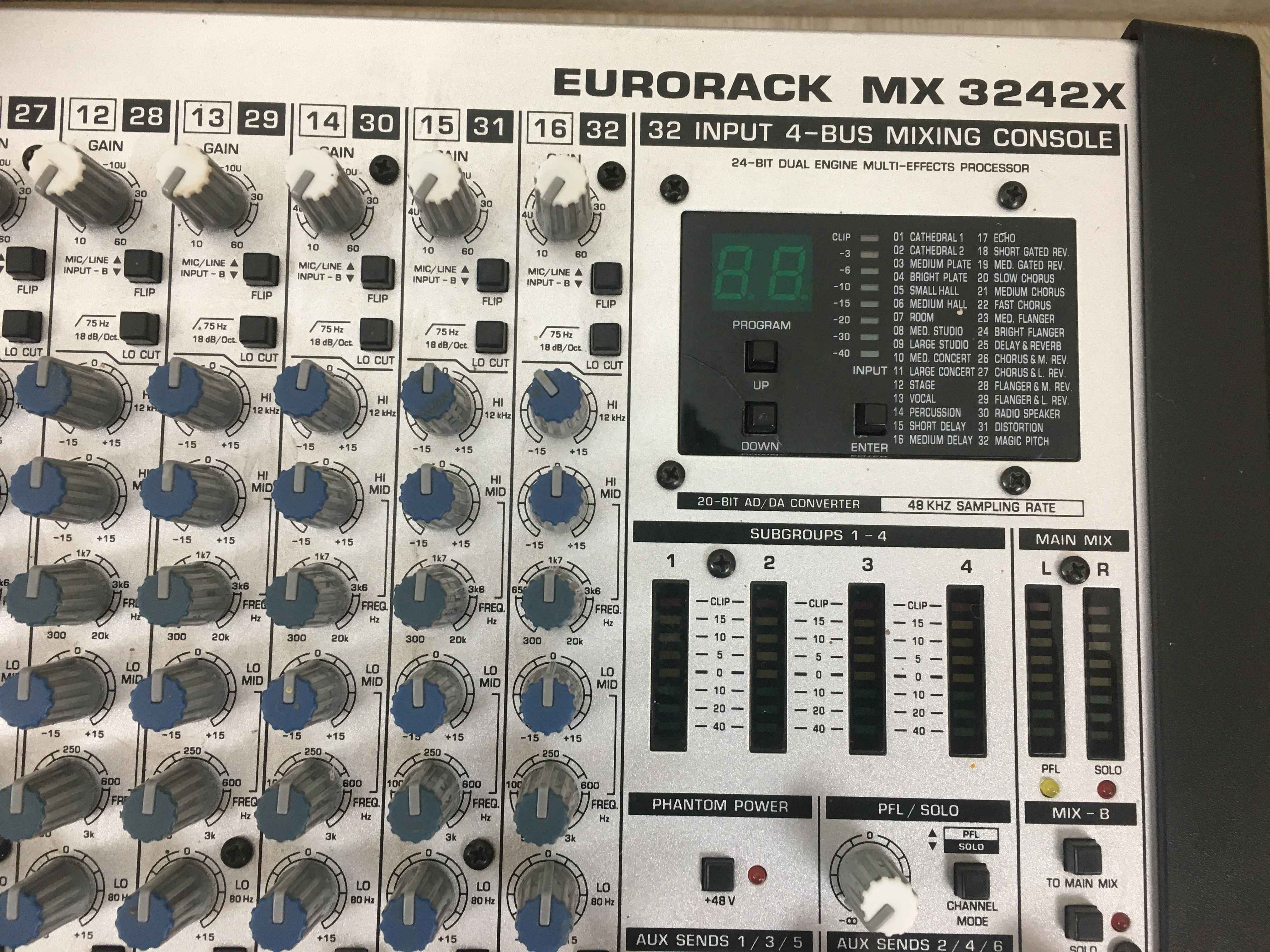 BEHRINGER EURORACK MX3242X ミキサー通電確認 BEHRINGER EURORACK MX3242X ミキサー通電確認 BEHRINGER