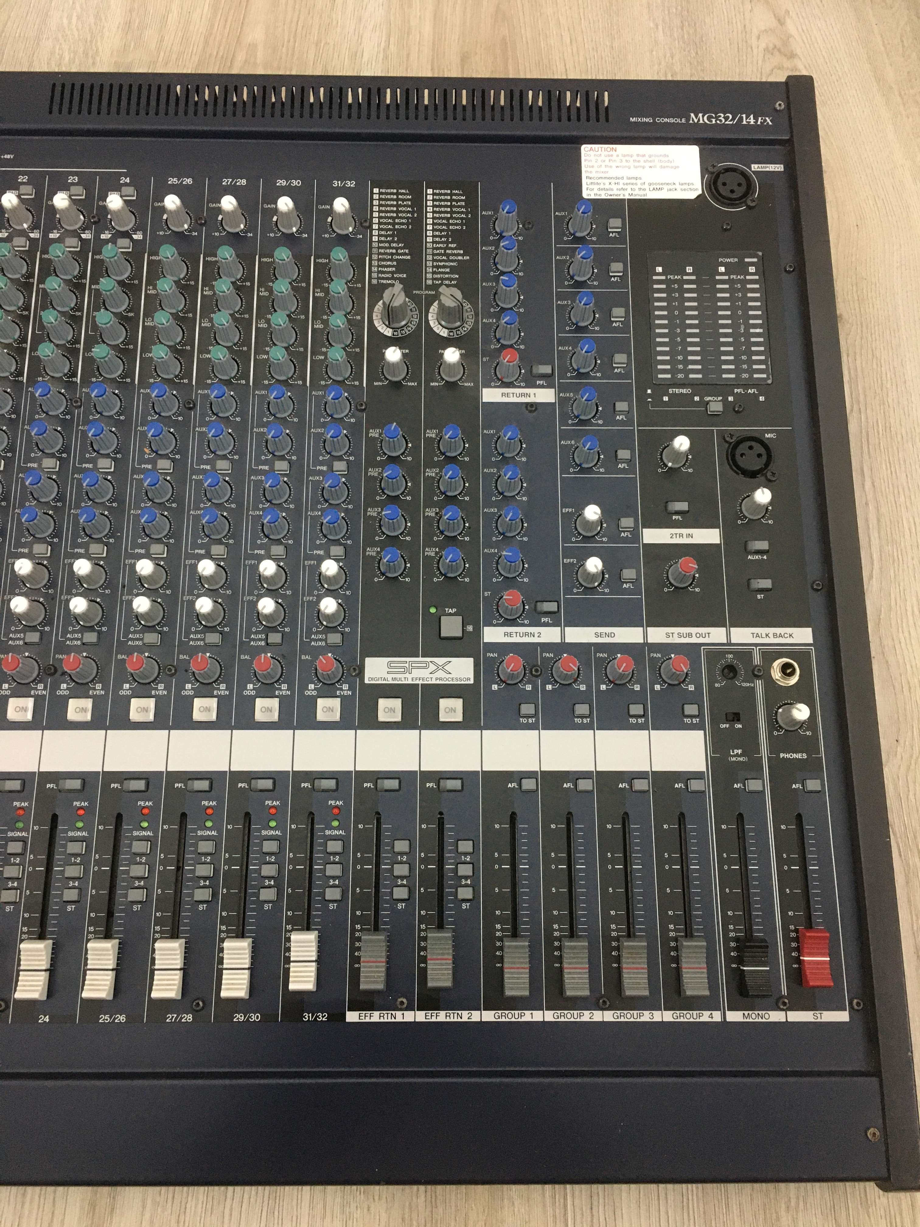 Yamaha MG32/14FX con flight case Mixer Yamaha