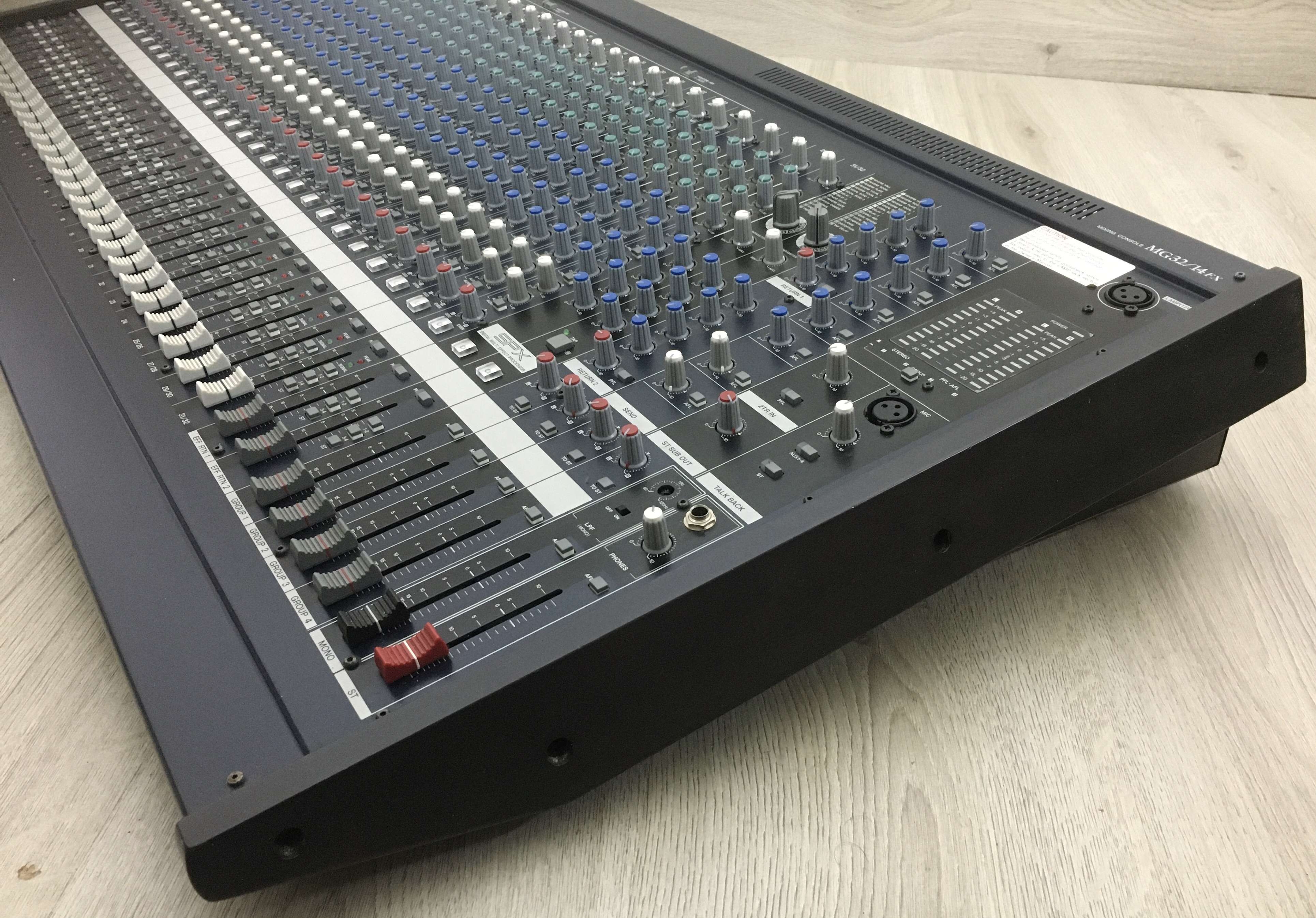 Yamaha MG32/14FX con flight case Mixer Yamaha
