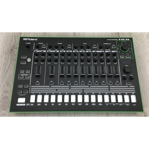 Roland TR-8 Rhytm Performer Aira