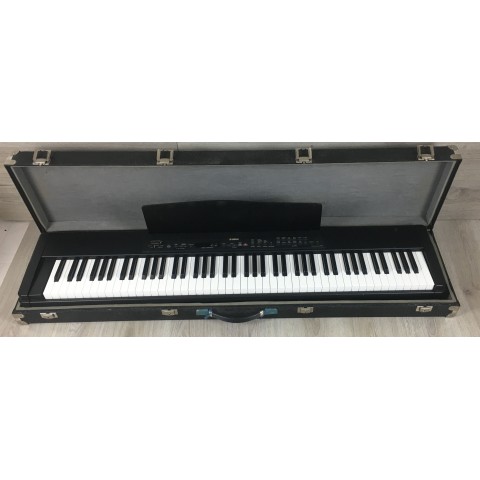 Yamaha P-80 con custodia