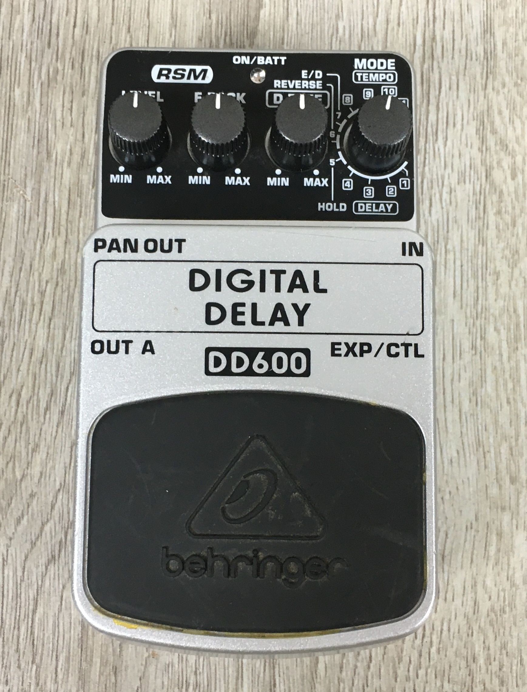 『美品』BEHRINGER DIGITAL DELAY DD600 Amazon.com: Behringer DIGITAL DELAY DD600 Pedal de efectos