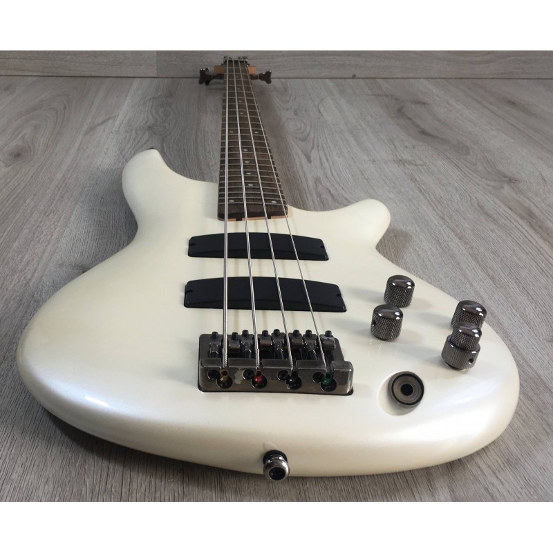 Ibanez SR300 Pearl White con custodia rigida Bassi Elettrici Ibanez