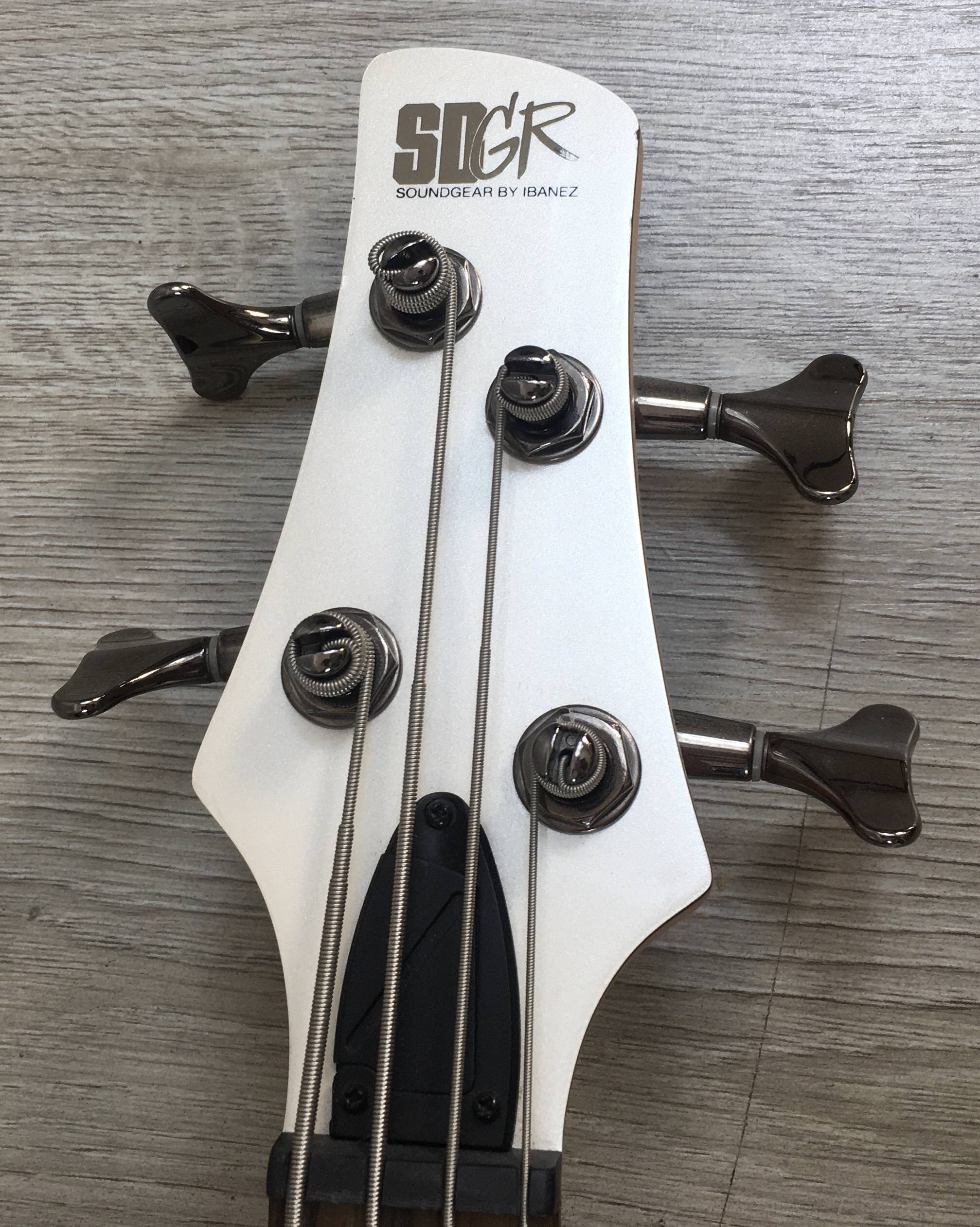 Ibanez SR300 Pearl White con custodia rigida | Bassi Elettrici Ibanez