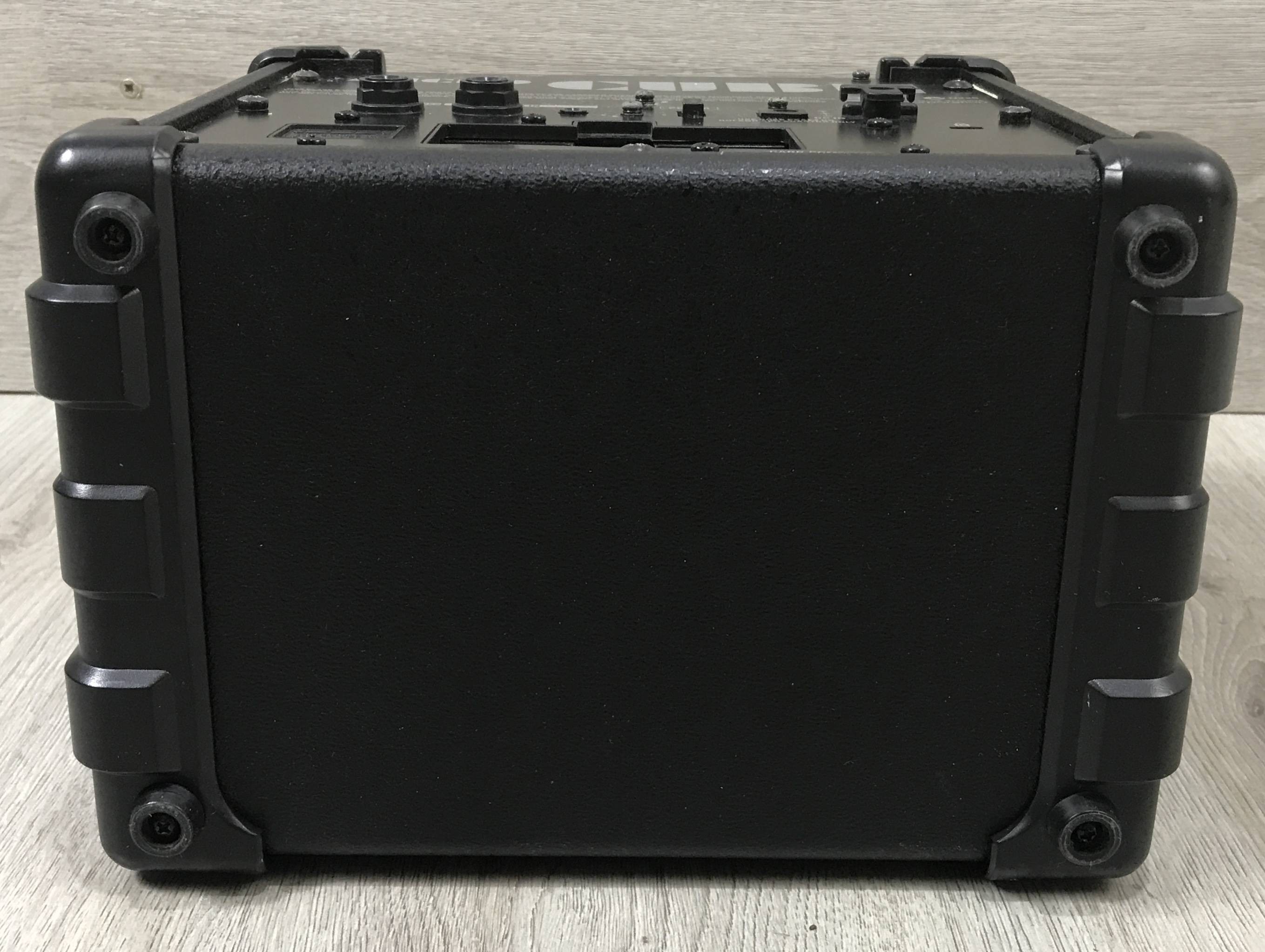 Roland MB-CUBE Amplificatore Portatile 5W Stereo - Per Chitarra, Tastiere, Microfono E Karaoke - Alimentazione A Batteria - Foto 7
