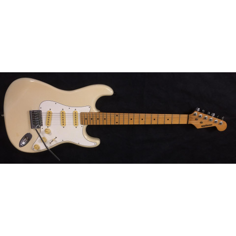Applause Stratocaster con custodia rigida